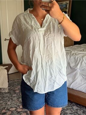 Women's White V-Neck Short Sleeve Top